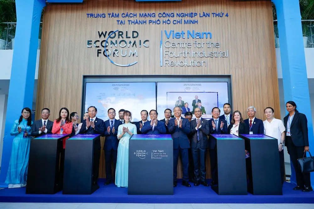 Thủ tướng Phạm Minh Chính và lãnh đạo TP.HCM, đại diện Diễn đàn Kinh tế Thế giới và các thành viên sáng lập chúc mừng khánh thành Trung tâm Cách mạng Công nghiệp 4.0 tại TP.HCM sáng 25-9. hdbank-dong-hanh-cung-c4ir-tai-tp-hcm-thuc-day-nhung-buoc-di-chien-luoc-trong-ky-nguyen-so.jpg