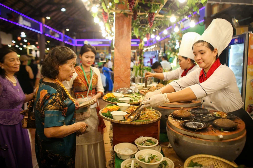 Lễ hội văn hoá ẩm thực, Món ngon Saigontourist Group giới thiệu trên 400 món ăn, các chương trình văn hoá truyền thống, làng nghề Việt Nam.