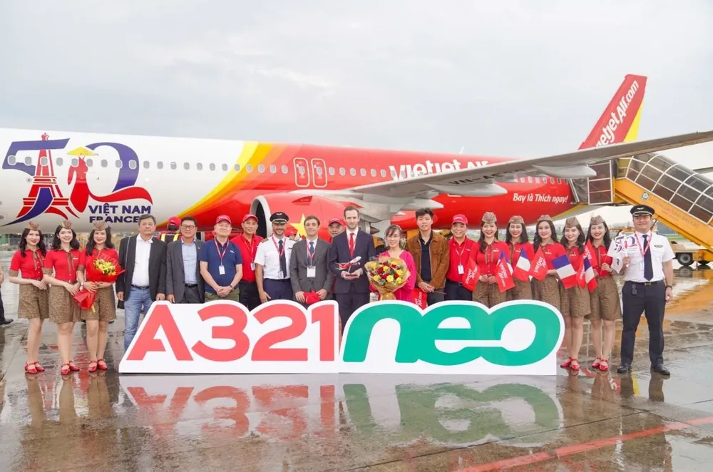Đại diện Tổng lãnh sự Pháp tại TP.HCM cùng lãnh đạo, cán bộ nhân viên Vietjet đón tàu bay mới về tới Việt Nam. tau-bay-mang-bieu-tuong-ky-niem-50-nam-quan-he-ngoai-giao-viet-nam-phap-da-ve-toi-tp-hcm-sau-hanh-trinh-cam-xuc-2.JPG