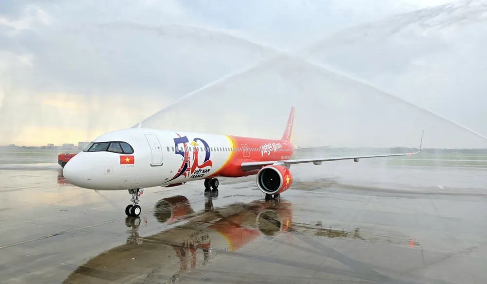 Tàu bay A321 mang hình ảnh biểu tượng kỷ niệm 50 năm quan hệ ngoại giao Việt Nam - Pháp tại sân bay Tân Sơn Nhất. tau-bay-mang-bieu-tuong-ky-niem-50-nam-quan-he-ngoai-giao-viet-nam-phap-da-ve-toi-tp-hcm-sau-hanh-trinh-cam-xuc.jpg