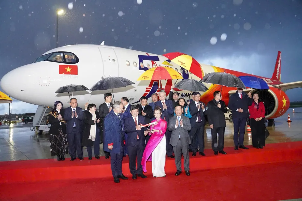 Vietjet nhận bàn giao tàu từ Airbus trước sự chứng kiến của Tổng Bí thư, Chủ tịch nước Tô Lâm tại sân bay Orly, Pháp. tau-bay-mang-bieu-tuong-ky-niem-50-nam-quan-he-ngoai-giao-viet-nam-phap-da-ve-toi-tp-hcm-sau-hanh-trinh-cam-xuc-5.jpg