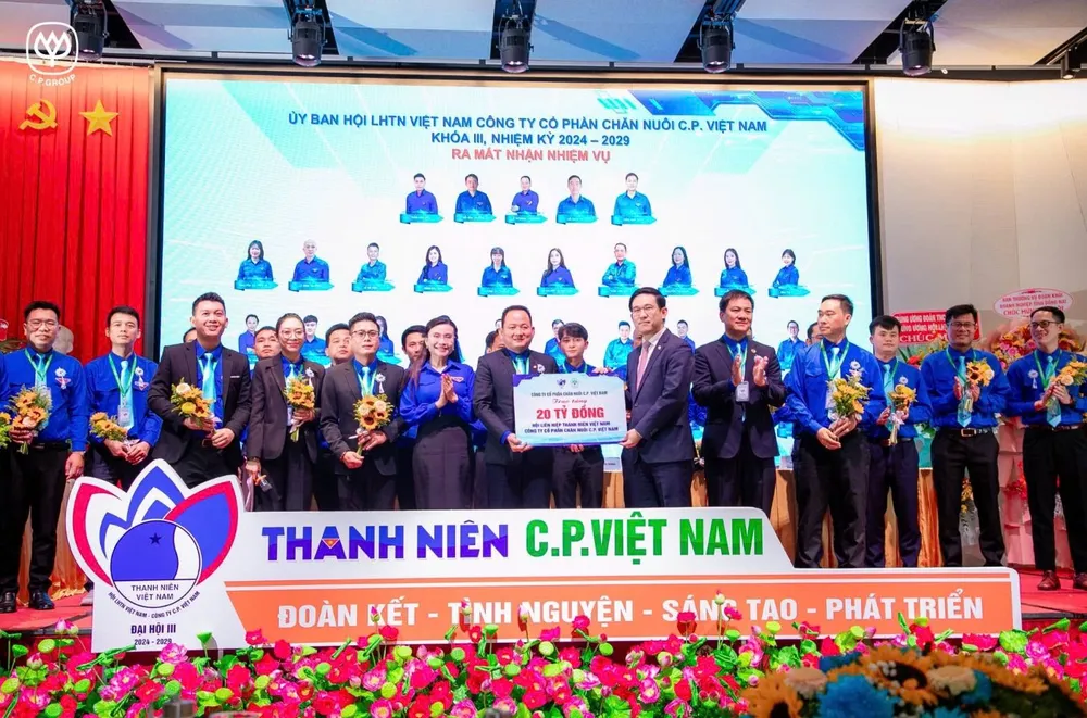 Tổng giám đốc CP Việt Nam trao biển hỗ trợ 20 tỉ đồng cho Hội Liên hiệp Thanh niên Công ty CP Việt Nam. Doanh nhân trẻ tạo dấu ấn trong sản xuất kinh doanh và hoạt động xã hội.JPG