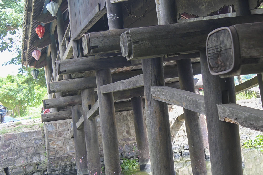 Cầu có chiều dài 17m và chiều rộng 4m, hai bên thân cầu có hai dãy bục gỗ và lan can để ngồi tựa lưng. Trên cầu có mái che, lợp ngói ống tráng men chia làm 7 gian. 1