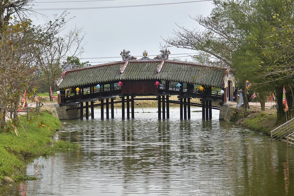 Sau một thời gian trùng tu, cầu ngói Thanh Toàn - cây cầu 245 năm tuổi ở Thừa Thừa Thiên - Huế đã hoàn tất, chờ bàn giao và chính thức đưa vào sử dụng. 2