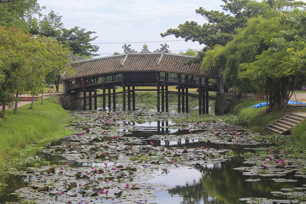 Sau một thời gian trùng tu, cầu ngói Thanh Toàn - cây cầu 245 năm tuổi ở Thừa Thừa Thiên - Huế đã hoàn tất, chờ bàn giao và chính thức đưa vào sử dụng. 1
