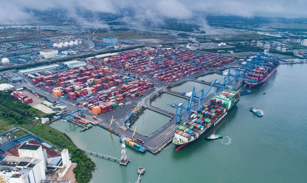 Việt Nam phụ thuộc rất nhiều vào thương mại đối ngoại, với độ mở thương mại chiếm 162% GDP, khiến Việt Nam trở thành quốc gia phụ thuộc vào thương mại nhiều thứ ba trong ASEAN. Để giảm thiểu rủi ro này, việc đa dạng hóa thị trường và ngành hàng xuất khẩu là vô cùng cần thiết Ảnh: Chính Phủ UOB: Việt Nam cần nhanh chóng đa dạng thị trường xuất khẩu