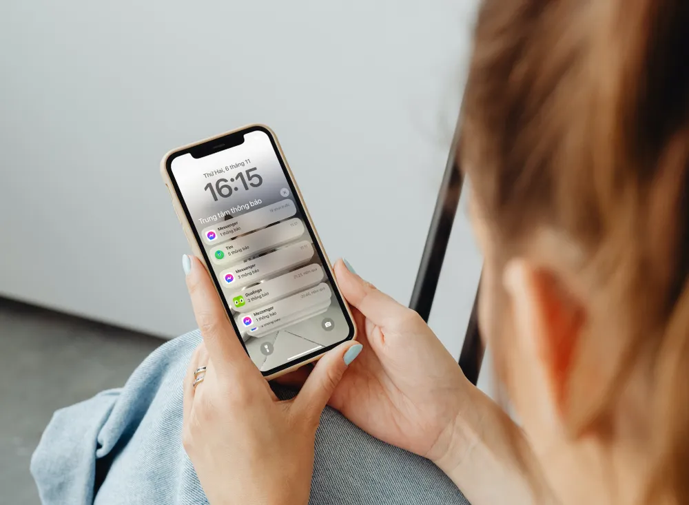 Có nhiều cách để hạn chế người khác nhìn lén iPhone. Ảnh: MINH HOÀNG/Canva Có nhiều cách để hạn chế người khác nhìn lén iPhone. Ảnh: MINH HOÀNG/Canva