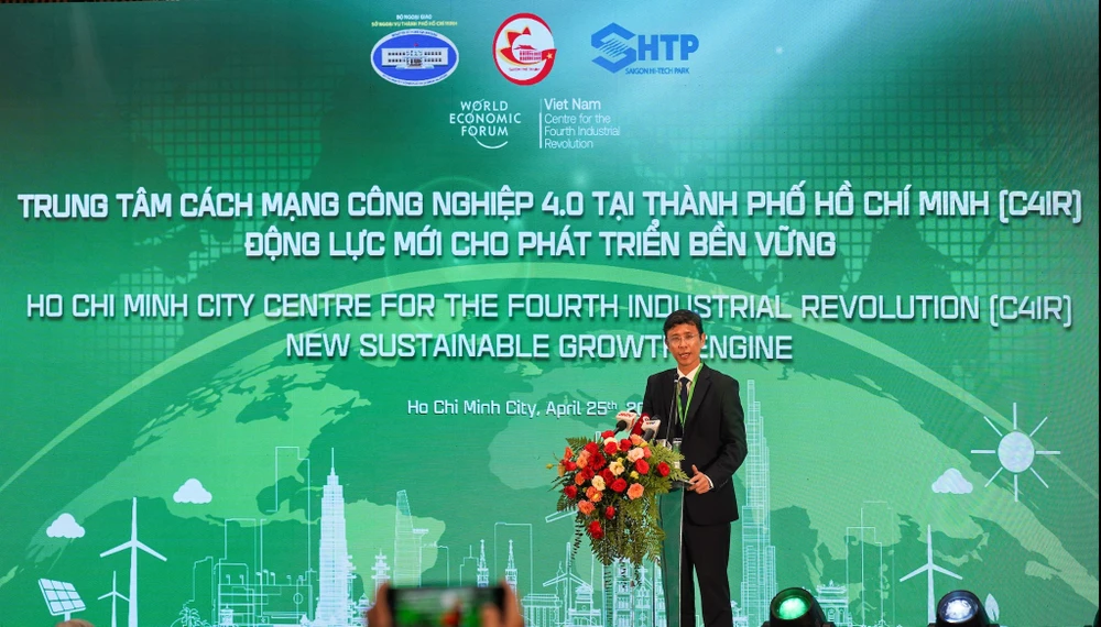 Ông Nguyễn Anh Thi, Trưởng ban Ban quản lý Khu Công nghệ cao TP.HCM giới thiệu về hoạt động của Trung tâm Cách mạng Công nghiệp 4.0 TP.HCM. Ảnh: TIỂU MINH