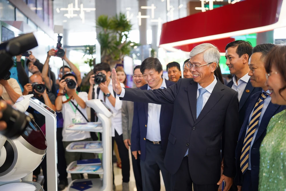 Ông Võ Văn Hoan, Phó Chủ tịch UBND TP.HCM và các lãnh đạo công ty trải nghiệm các sản phẩm công nghệ. Ảnh: TIỂU MINH