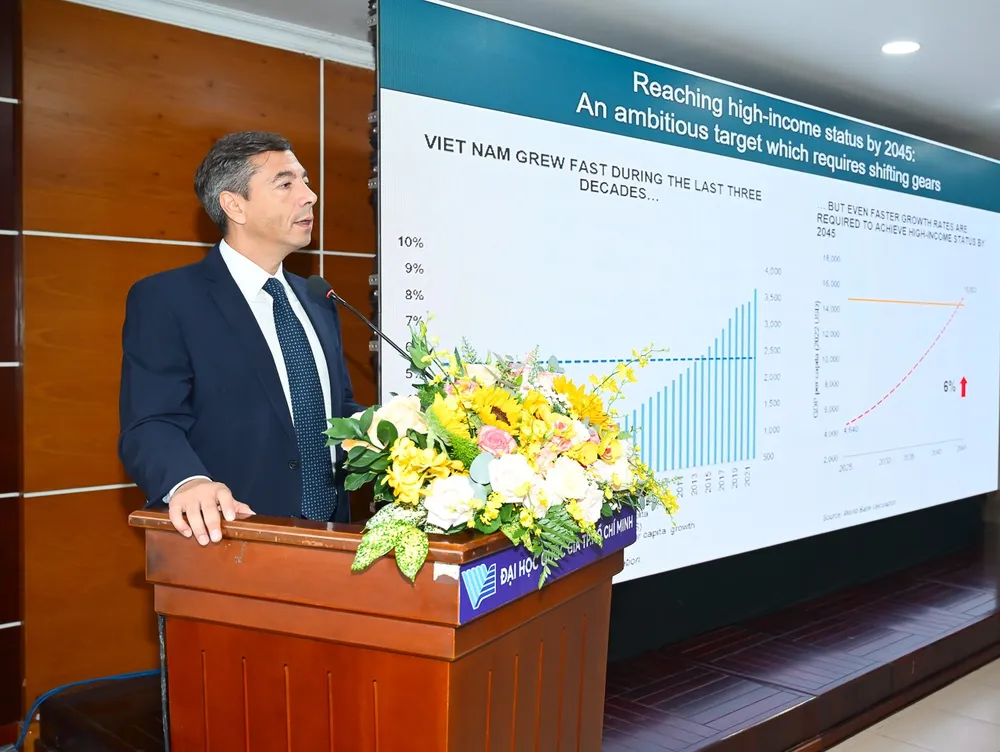 Tiến sĩ Andrea Coppola, Ngân hàng Thế giới tại Việt Nam báo cáo tại tọa đàm. Ảnh: VNU Nguồn nhân lực chất lượng cao ở Việt Nam