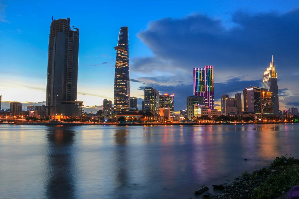 Saigon One Tower sáng đèn rực rỡ giữa trung tâm TP.HCM sau hơn 1 thập niên ảnh 2