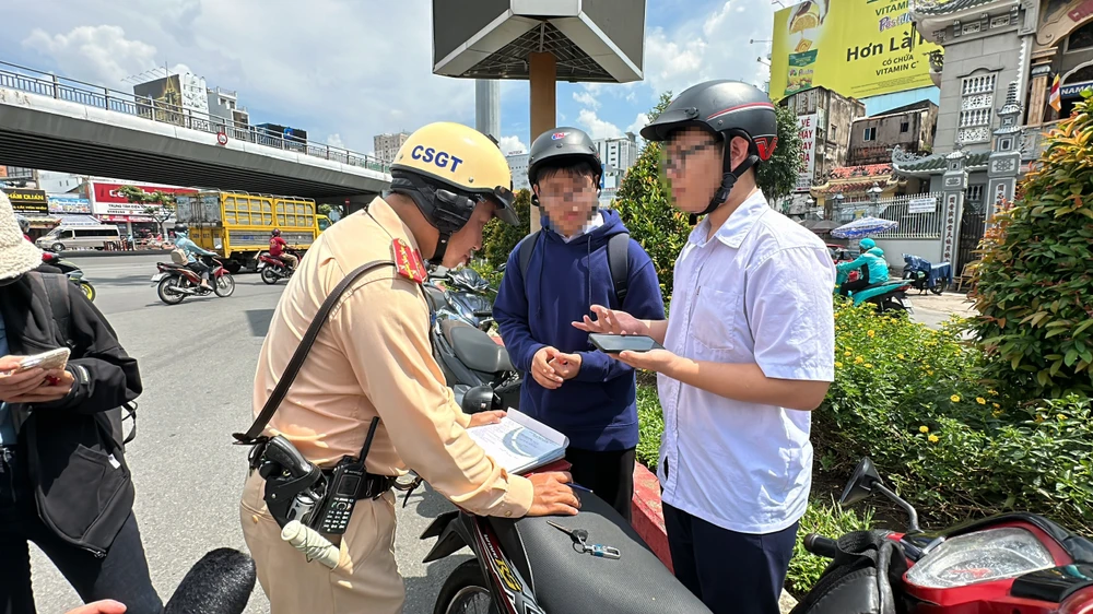 Học sinh nại cớ lái xe máy khi chưa đủ tuổi: Nhà em xa, ba mẹ em bận... | Báo Pháp Luật TP. Hồ Chí Minh