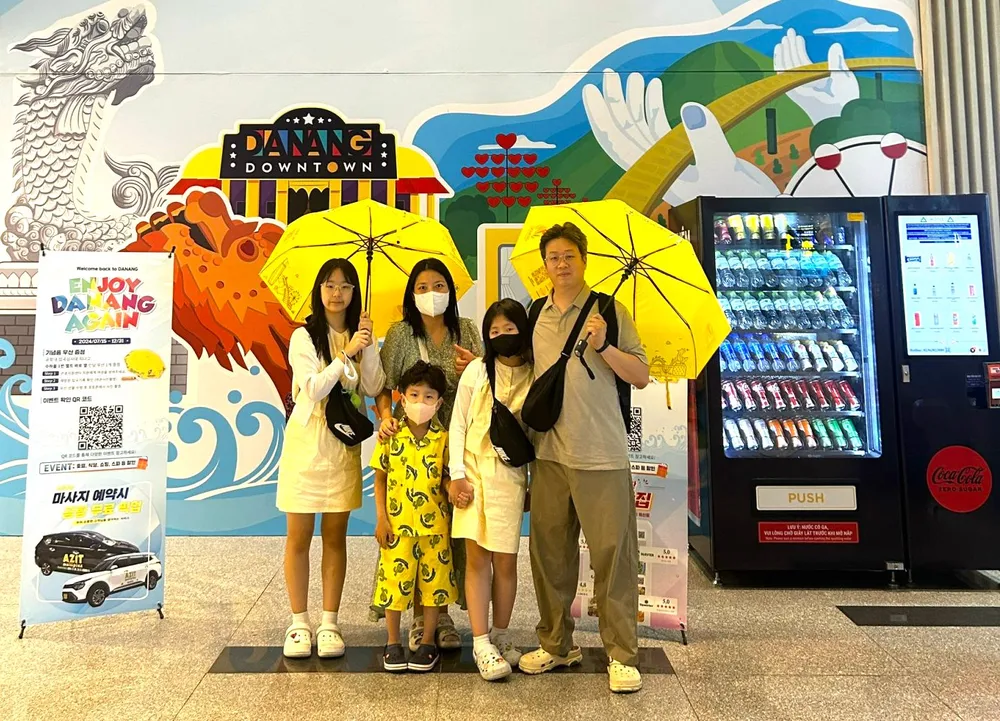 Du khách Hàn Quốc check-in tại sân bay khi quay trở lại Đà Nẵng. Ảnh: MT. du khách hàn quốc