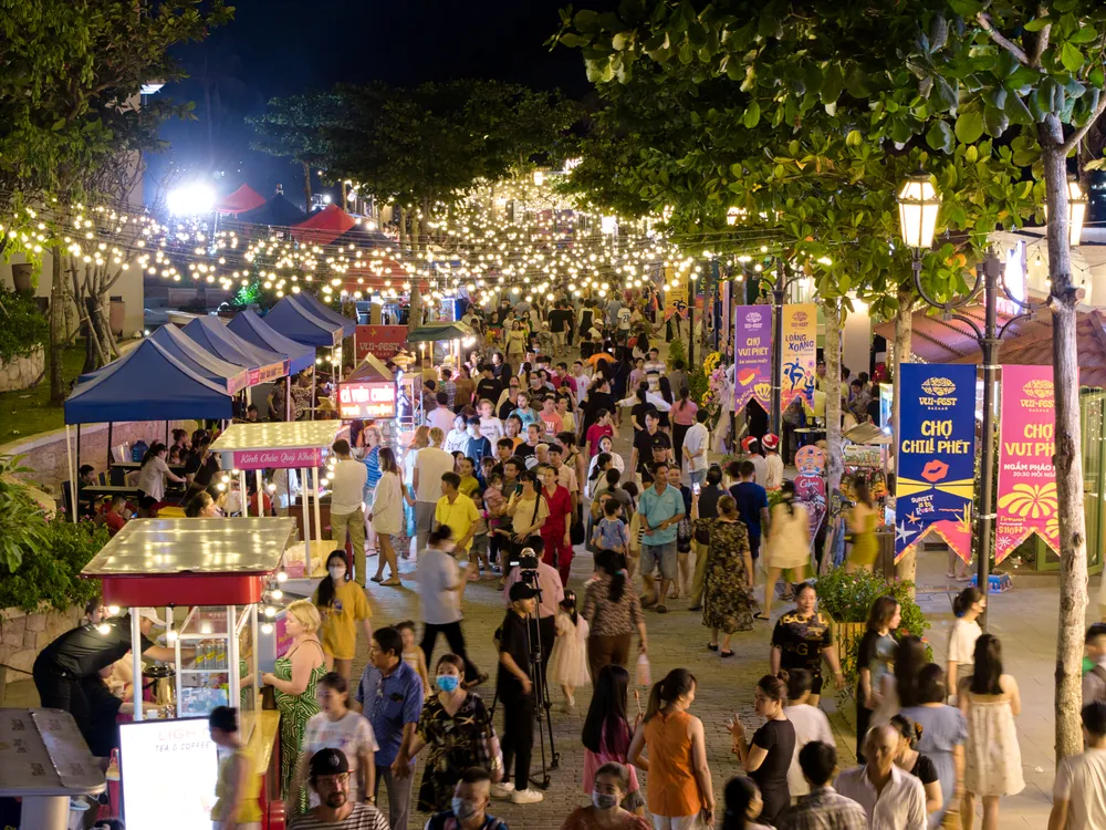 Du khách thích thú trải nghiệm tại Danang Downtown. Ảnh: MT. du-khach-han-quoc-den-da-nang.jpg