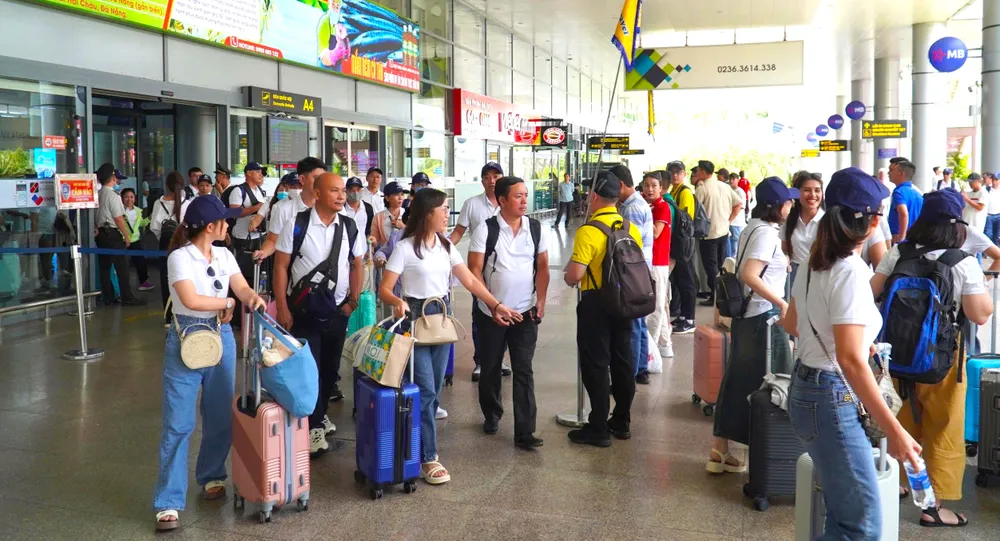 Hơn 100 chuyến bay đến Đà Nẵng mỗi ngày. dong-khach.jpg
