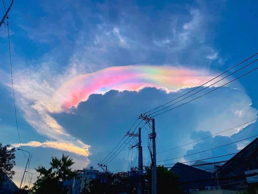 Giải mã chòm mây ngũ sắc tuyệt đẹp xuất hiện trên bầu trời TP.HCM | Báo  Pháp Luật TP. Hồ Chí Minh