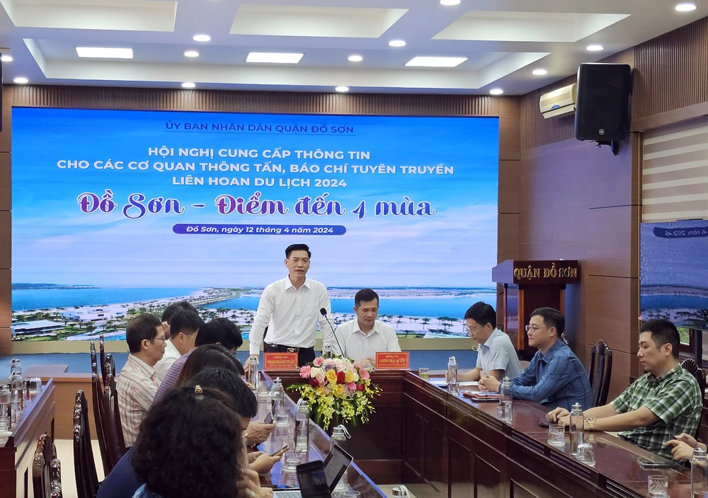 Phó Chủ tịch UBND quận Đồ Sơn Phạm Hoàng Tuấn thông tin về Liên hoan du lịch Đồ Sơn