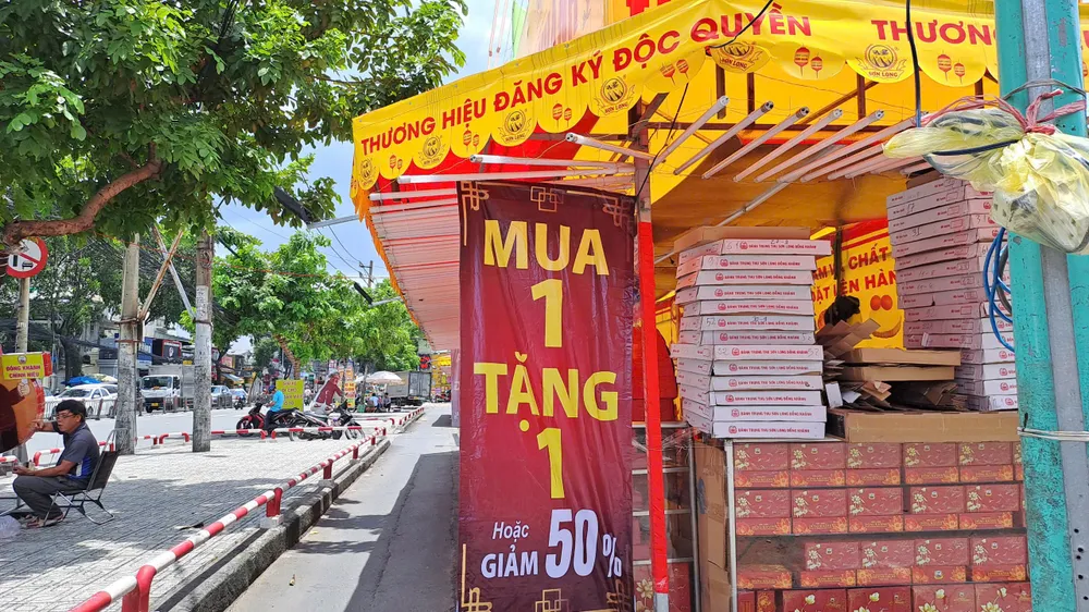 Một điểm bán bánh trung thu trên đường Quang Trung treo biển giảm giá 50%. ẢNH: THU HÀ bánh trung thu