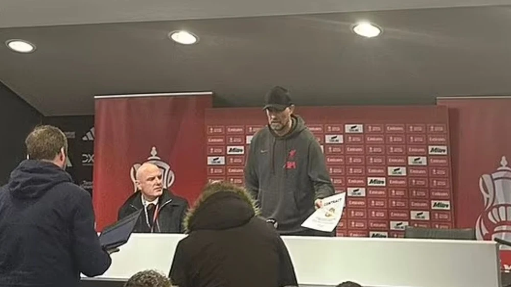 Jurgen Klopp bối rối khi nhìn thấy hợp đồng giả của MU. ẢNH: RADIO GAZ klopp