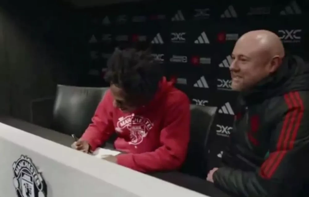 iShowSpeed ký vào bản hợp đồng giả với MU rồi troll Jurgen Klopp. ẢNH: MIRROR manchester-united.jpg