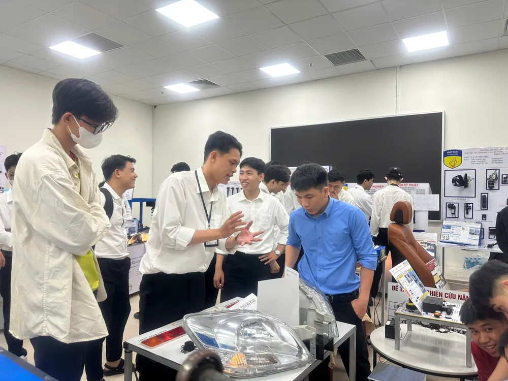 Hơn 1.000 sinh viên mang 237 đồ án tốt nghiệp giới thiệu nhà tuyển dụng. Ảnh: AN NHIÊN tuyen-sinh-vien.jpg