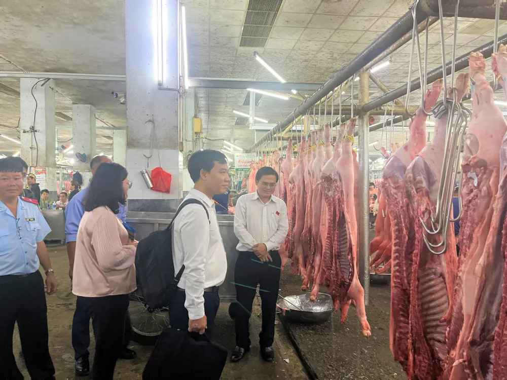 Thịt tươi sống bày bán dưới đất, vì sao không xử lý dứt điểm? ảnh 2 chợ đầu mối