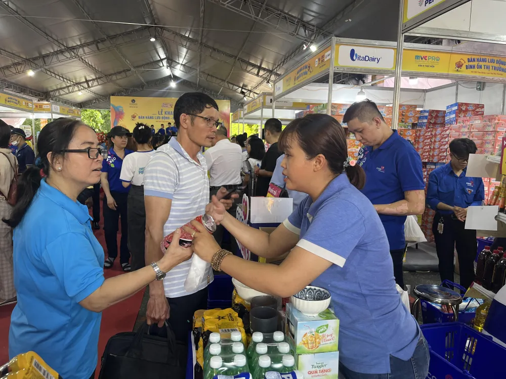 Hàng trăm sản phẩm thiết yếu giảm giá sốc thu hút người lao động mua sắm. Ảnh: TÚ UYÊN sản phẩm giảm giá 1.jpg