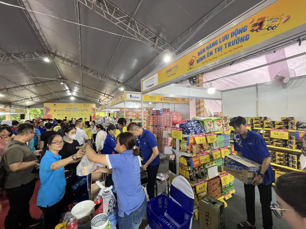 Phát voucher mua hàng cho dân để kích cầu tiêu dùng: Được không? ảnh 1 kích cầu tiêu dùng