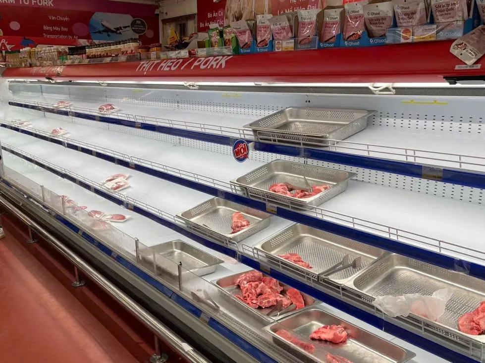 Quầy thịt tươi sống tại siêu thị MM Mega Market Thăng Long sáng ngày 6-9 thực phẩm thiết yếu