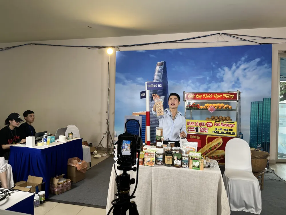 Người nổi tiếng đang livestream bán hàng trong hội nghị kết nối cung cầu giữa TP.HCM và các tỉnh năm 2024 đặc sản địa phương