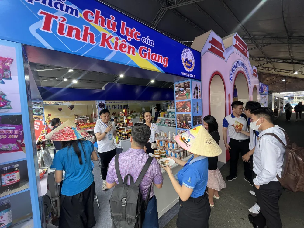 Gian hàng sản phẩm chủ lực tỉnh Kiên Giang mời khách tham quan dùng các đặc sản đặc sản địa phương