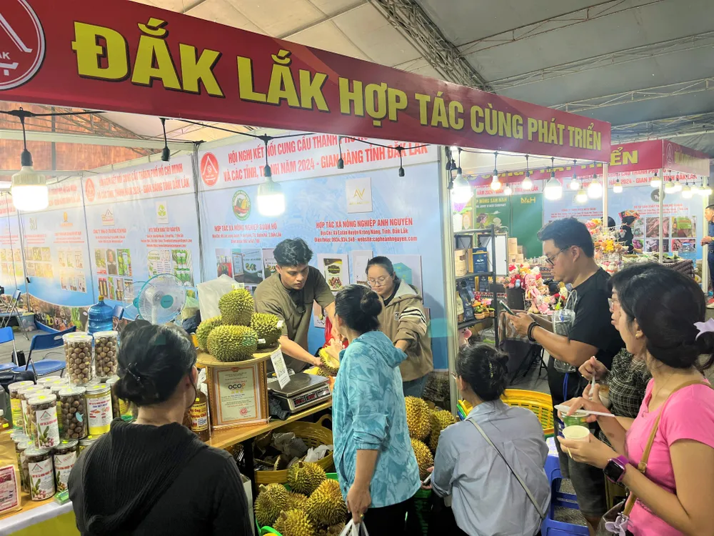Sầu riêng 90.000 đồng/kg tại gian hàng tỉnh Đắk Lắk thu hút nhiều khách mua đặc sản địa phương
