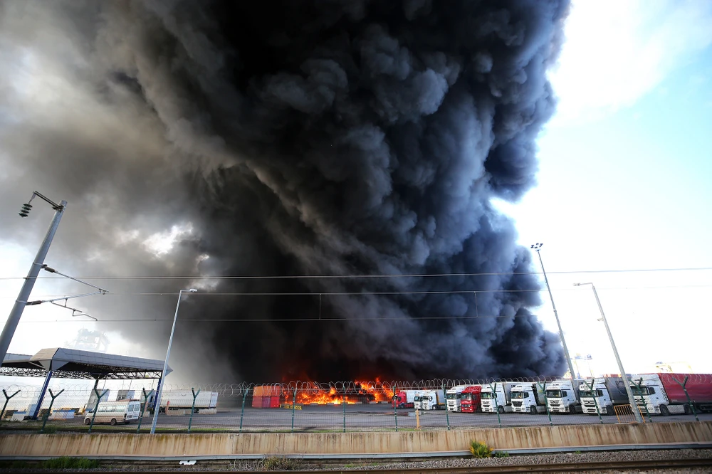 Khói bốc lên từ đám cháy ở cảng Iskenderun, Thổ Nhĩ Kỳ. Ảnh: ANADOLU AGENCY