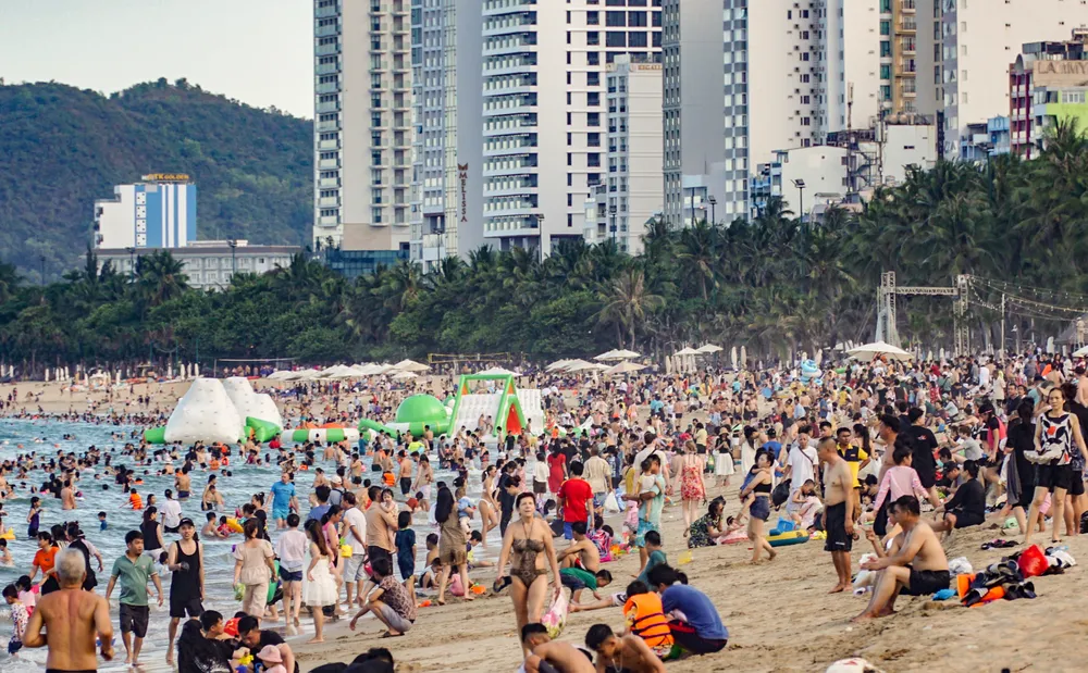 Nhiều du khách đến Nha Trang trong các dịp nghỉ lễ. Ảnh: XUÂN HOÁT du lịch khánh hòa