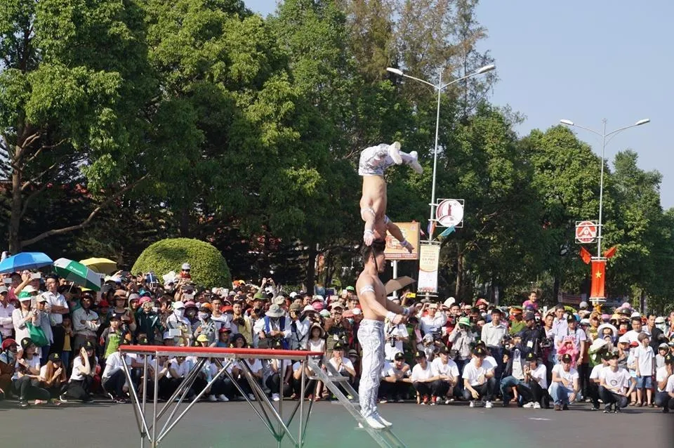 Hai anh em nghệ sĩ xiếc Giang Quốc Cơ và Giang Quốc Nghiệp.