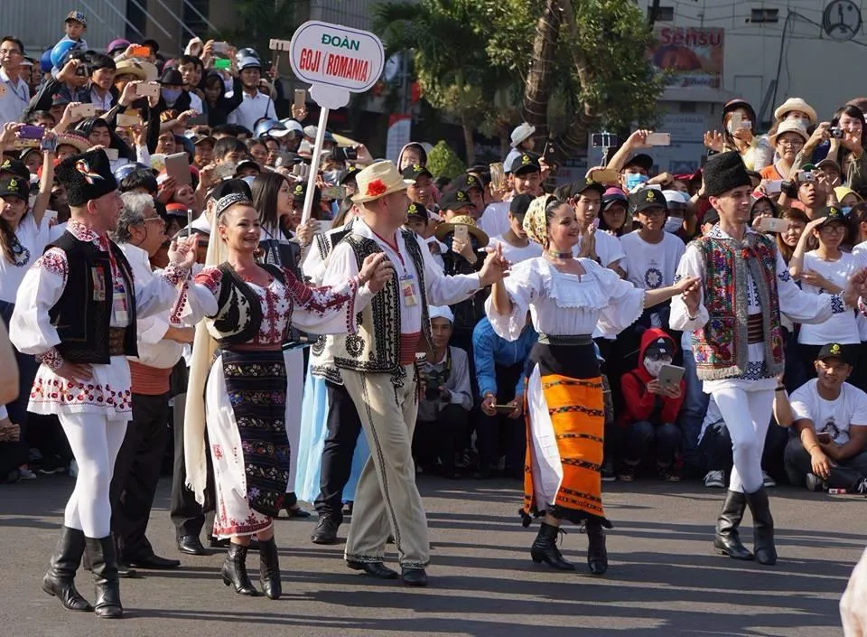 hông chỉ có đoàn ở các tỉnh Tây Nguyên tham gia trình diễn mà còn có sự có mặt của nhiều đoàn khách nước ngoài.