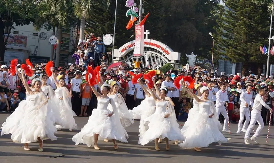 ác cô gái trong những chiếc đầm trắng nhảy múa