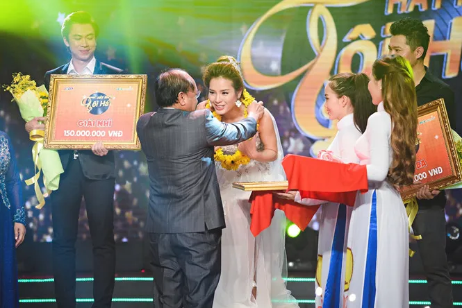 Phương Trinh Jolie giành quán quân 'Hãy nghe tôi hát 2017'