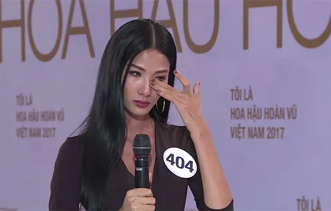 Trong đoạn trailer giới thiệu tập 1 chương trình truyền hình thực tế Tôi là Hoa hậu Hoàn vũ Việt Nam 2017, có cảnh Hoàng Thuỳ đã rơi nước mắt.