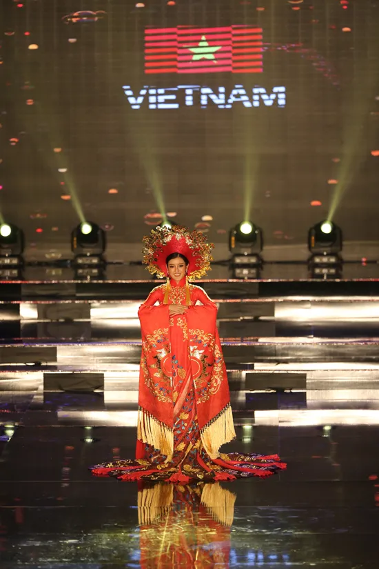 huyen-my-va-cac-thi-sinh-miss-grand-international-long-lay-thi-trang-phuc-dan-toc