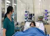 Xót xa con chào đời nằm lồng ấp, mẹ nguy kịch phải chạy ECMO