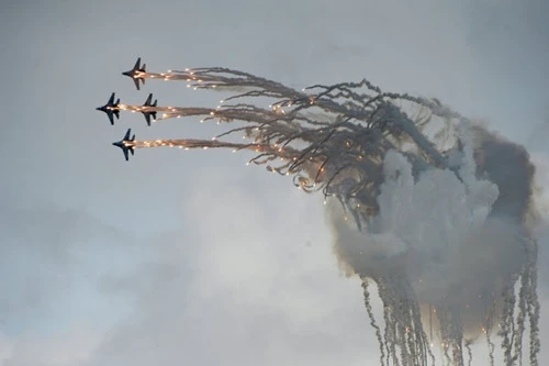 Đội bay Russian Falcons trình diễn bằng máy bay MiG-29 và Su-27 tại RAE 2013.