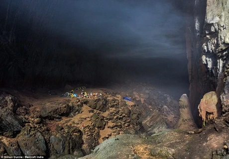 Du khách cắm trại trong lòng hang khổng lồ đến rợn ngợp.