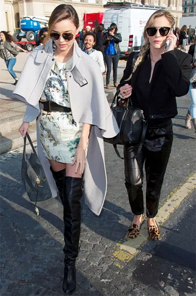 Trợ lý của người đẹp cố gắng gọi điện giải quyết vấn đề nhưng không được