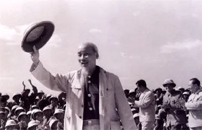 Bác Hồ thăm Trung đoàn Không quân 921, ngày 9-11-1964. Ảnh Tư liệu. Bác Hồ thăm Trung đoàn Không quân 921, ngày 9-11-1964. Ảnh Tư liệu.