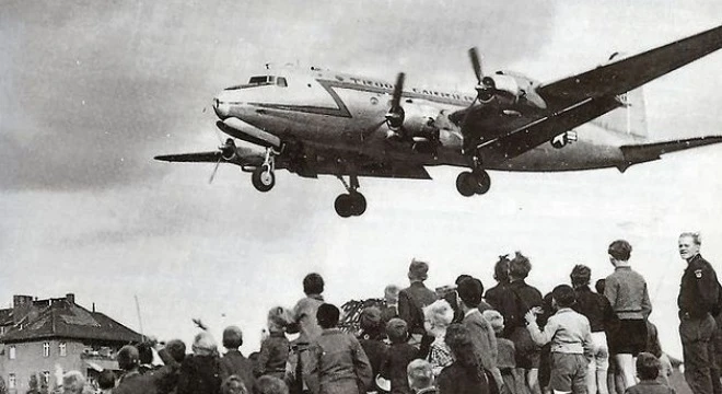 Những chiến dịch cứu trợ quân sự lớn nhất trong lịch sử ảnh 1