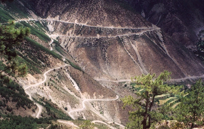 Những cung đường chứa đầy nguy hiểm ảnh 10