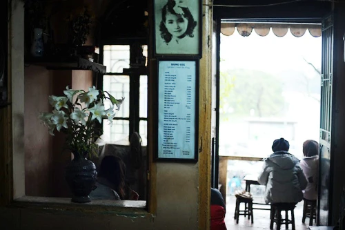 Trước kia, quán còn hay được gọi bằng cái tên Café Bích, là tên của nữ chủ quán, thế nhưng dần dần, người ta biết đến nó với cái tên Đinh vì một lý do rất đơn giản : nằm ngay trên con đường Đinh Tiên Hoàng ngay sát hồ Hoàn Kiếm.