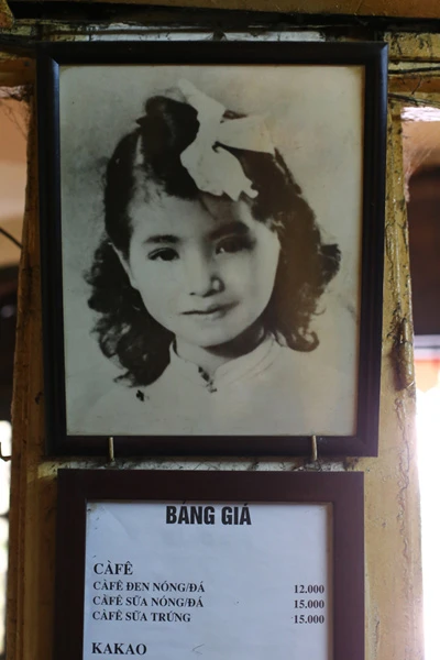 Bác Bích thuở còn là cô gái nhỏ đeo nơ.