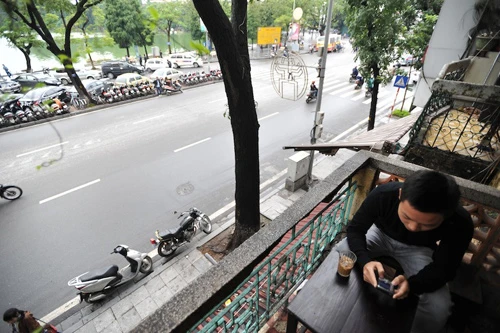 Từ ban công đó, khách tới quán có thể ngắm nhìn hồ Gươm, đường Đinh Tiên Hoàng tấp nập người đi lại.